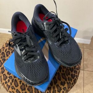 Brooks GTS18 tennis shoes, size 5 1/2 wide. Black